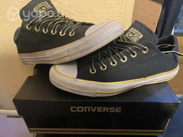 Converse negras con dorado