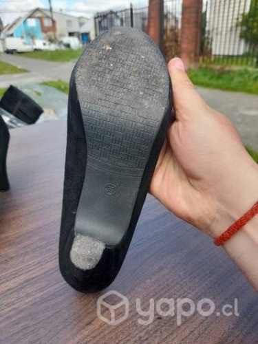 Tacones negros