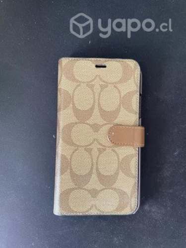 Carcasa IPhone XR , marca COACH, cuero