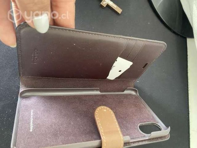 Carcasa IPhone XR , marca COACH, cuero