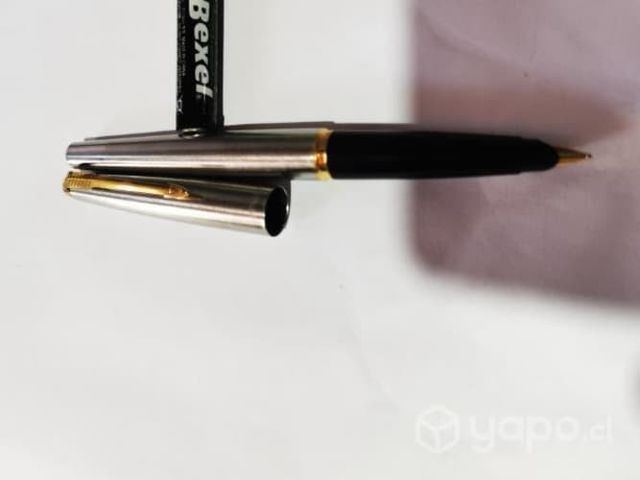 Pluma parker con toma de camisa dorada buena