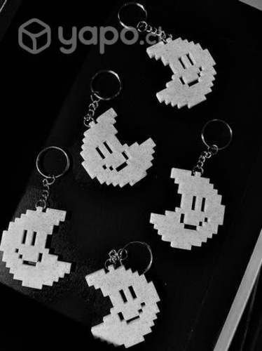 Llavero luna pixelada 3D