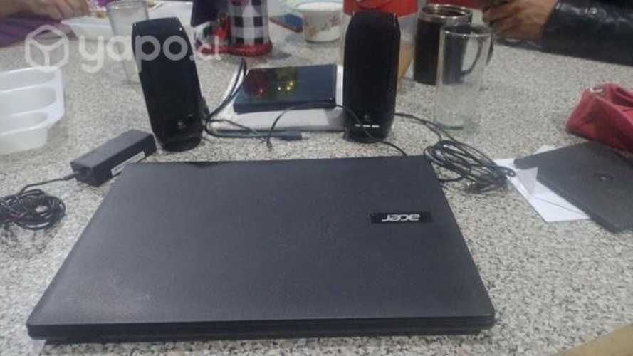 Notebook Acer . Dos parlantes. Dvd writer