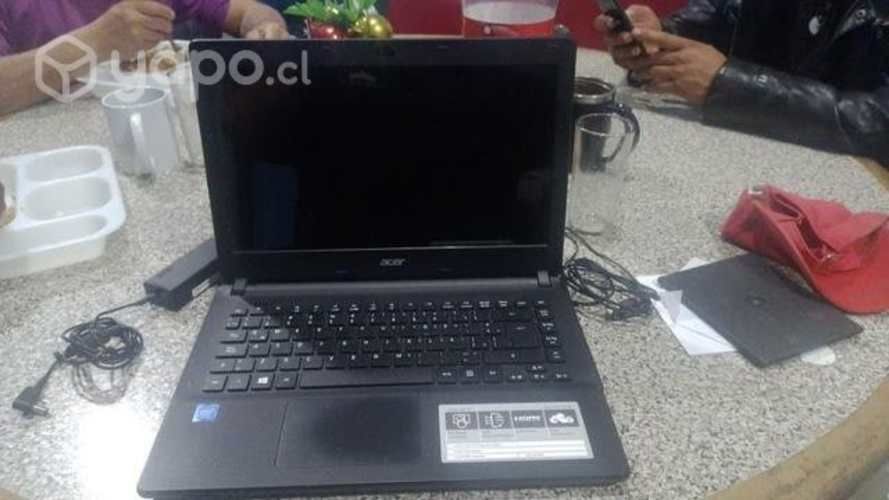 Notebook Acer . Dos parlantes. Dvd writer