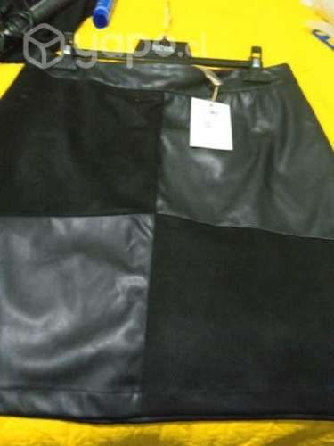 Falda negra con aplicaciones