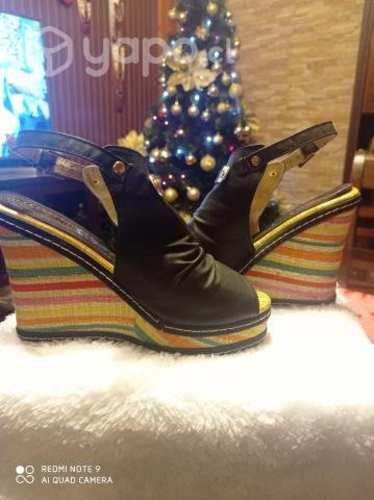 Chalas negras casi nuevas