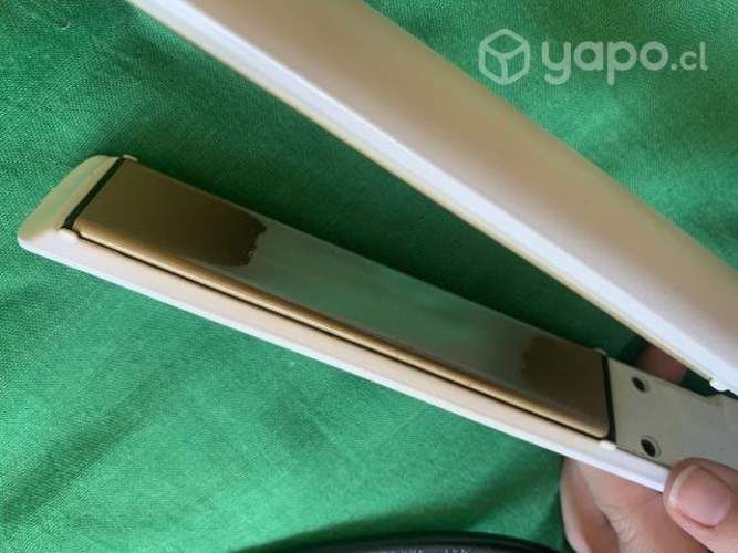 Alisadora de pelo funcionando en perfecto estado