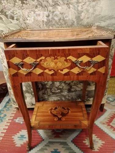 Mesita francesa - cintillo de bronce y marqueteria