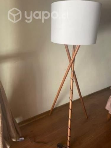 Lampara pie tri madera