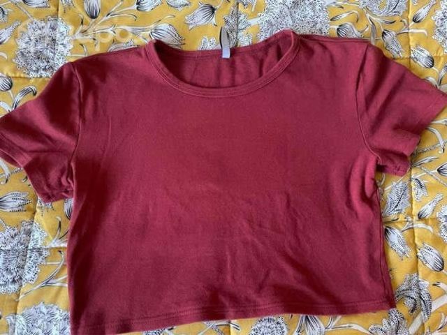 Polerita (dice XL) pero es como M ( tipo Crop top