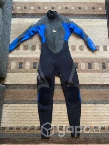 Traje de surf marca Quicksilver talla S 4/3
