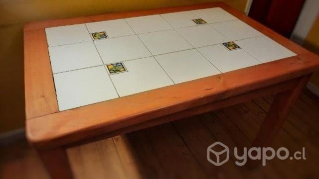 Mesa rectangular de madera con centro de ceramica