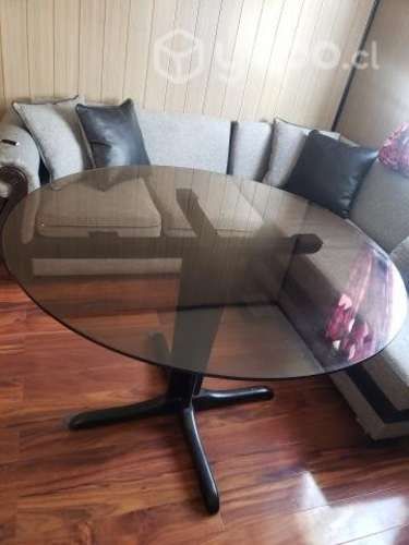 Mesa redonda con cubierta de vidrio