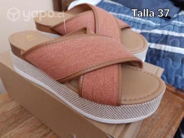 Chalas nuevas marca Bata