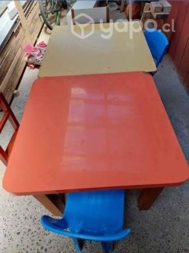 2 mesitas y 4 silleta de niños