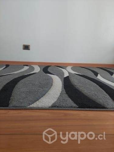 Alfombra Gris con diseños negros y blancos