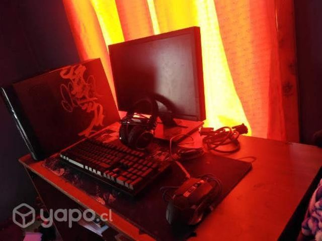 Computador con accesorios gamer