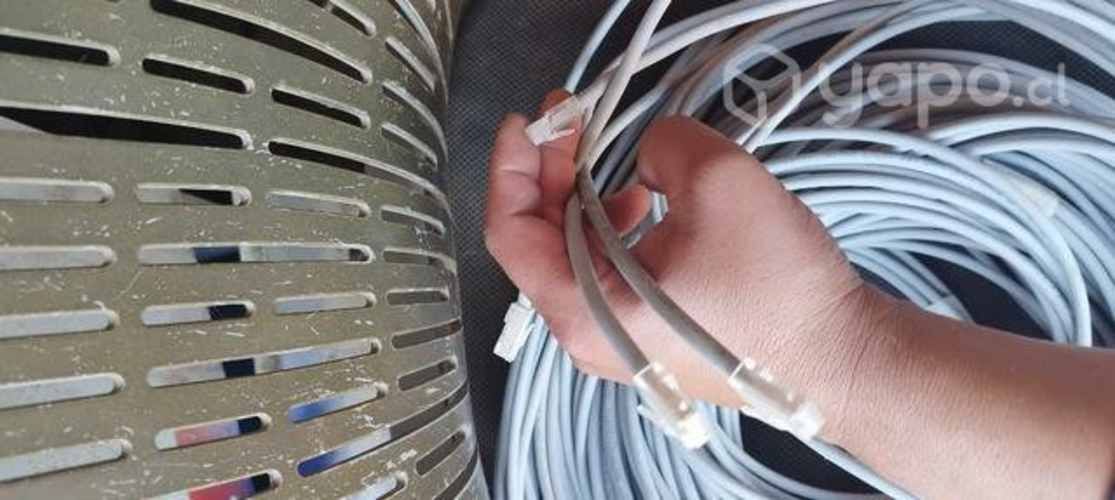 Cable de red con sus conectores incorporados