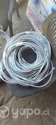 Cable de red con sus conectores incorporados