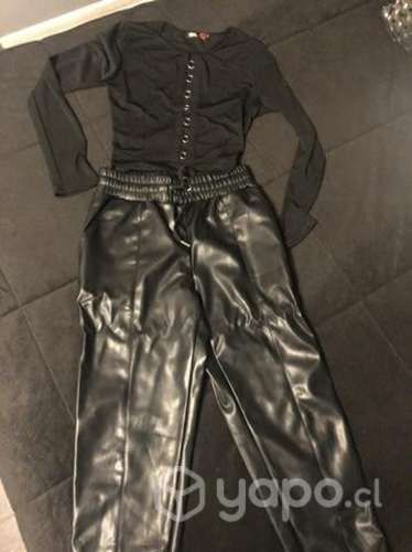 Jogger eco cuero talla xs con puño