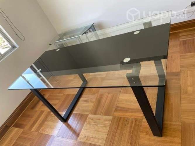 Comedor con mesa de vidrio y 6 sillas Buen estado