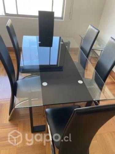 Comedor con mesa de vidrio y 6 sillas Buen estado
