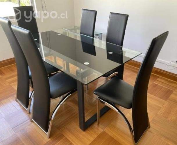 Comedor con mesa de vidrio y 6 sillas Buen estado