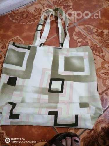 Bolso de tela reversible.