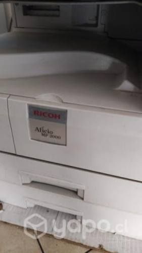 Impresora multifuncional y sillas