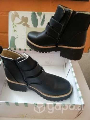 Bototos negros nuevos talla 35