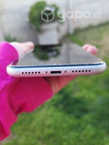 IPhone 11 con su cargador original