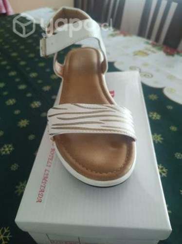 2 pares de sandalias