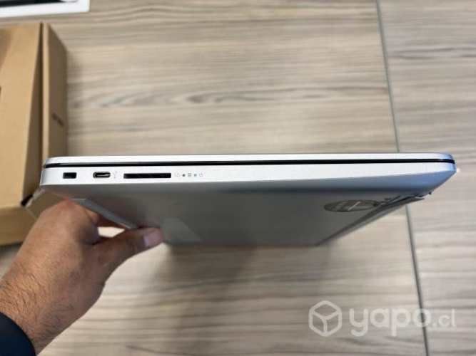Laptop HP 14" i3 4GB 256gb poco uso