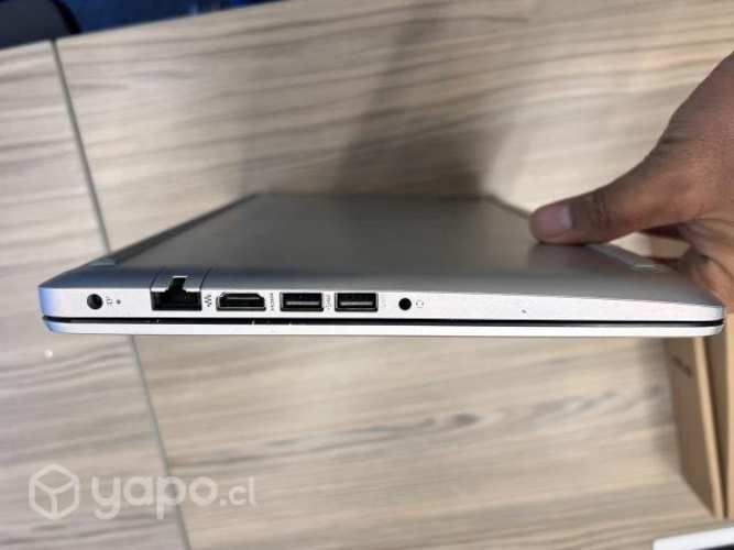 Laptop HP 14" i3 4GB 256gb poco uso