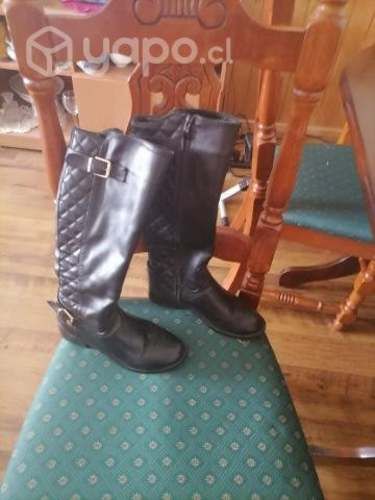 botines de dama y un par de botas