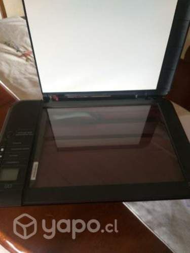 Impresosora multifuncional imprime y saca fotocop