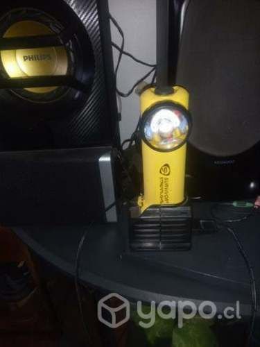 Potente linterna SURVIVOR de larguísima duración