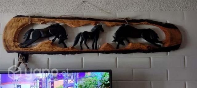 Hermoso cuadro de caballos tallado en madera
