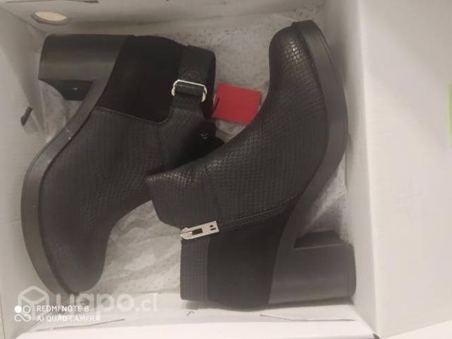 Lindos zapatos cuero Marca Pollini, negro