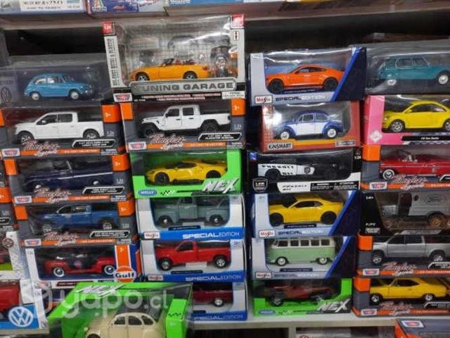 Autos a escala de distintas marcas y modelos
