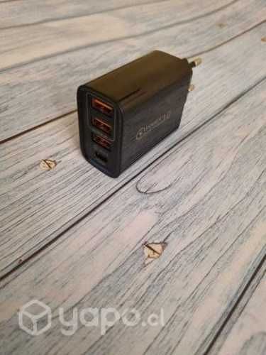 Cargador de 3 entradas Usb y otra entrada tipo C