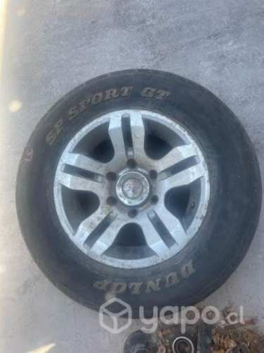 Llanta aluminio con neumatico malo aro 15 (37) For