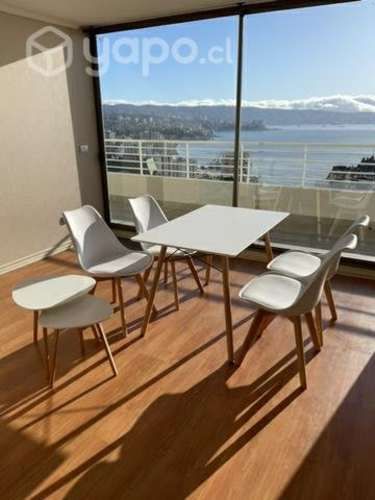 Mesa con 4 sillas y mesitas auxiliares