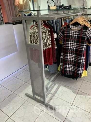 Colgador de ropa para tienda