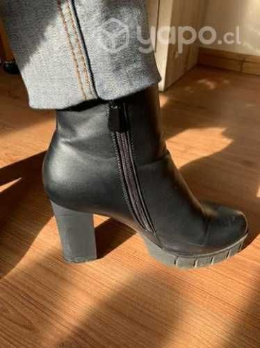 Botines negro, son para 38, muy poco uso