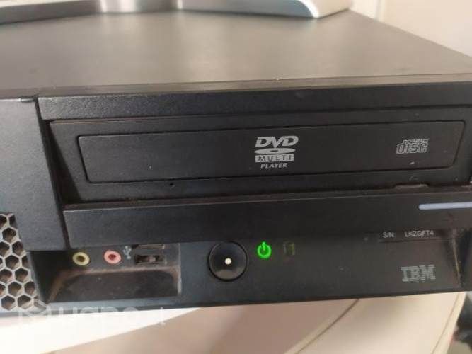 Computadora de escritorio y monitor