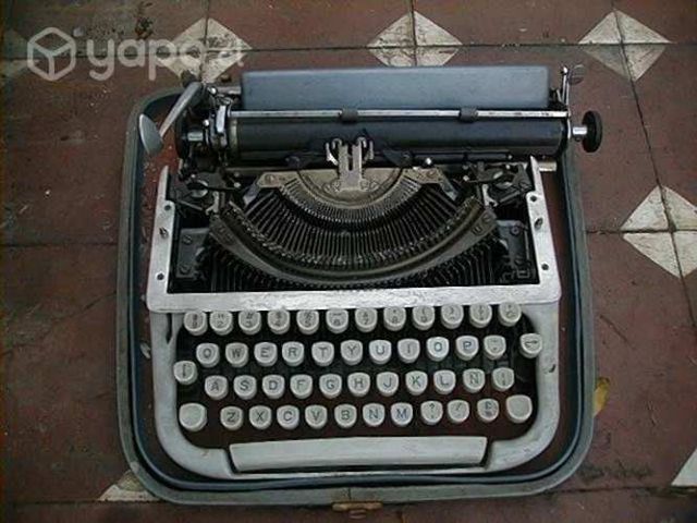 Maquina escribir antigua funcionando