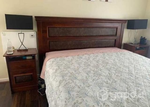 Respaldo king con dos veladores