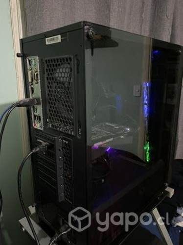 Pc gamer con periféricos