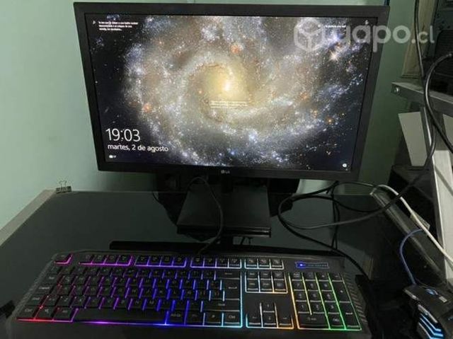 Pc gamer con periféricos